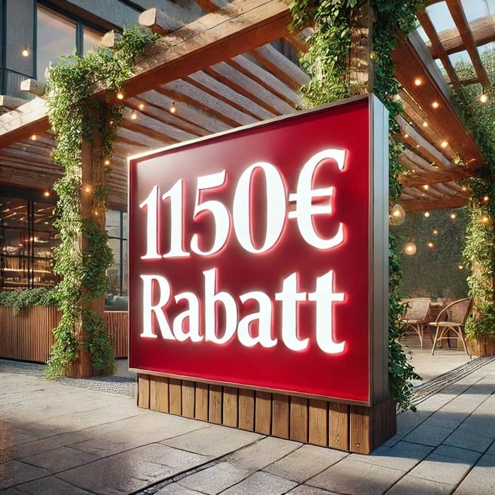 Leuchtschild mit dem Text '1150€ Rabatt' in einem überdachten Außenbereich mit Pflanzen und Sitzgelegenheiten