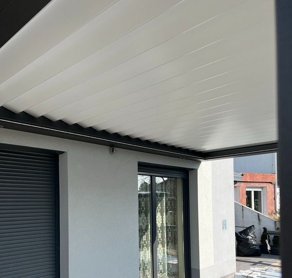 Modulare Überdachung aus stranggepressten Aluminiumprofilen mit integriertem Wasserablaufsystem, freistehend oder zur Wandmontage