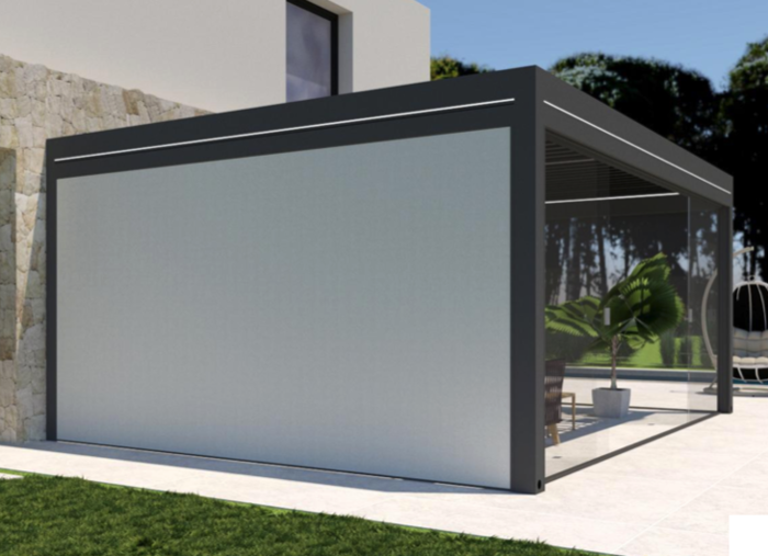 Moderner Außenpavillon mit schlichtem grauen Rahmen und transparenten Wänden, umgeben von Grün und einem minimalistischen Innenhof.