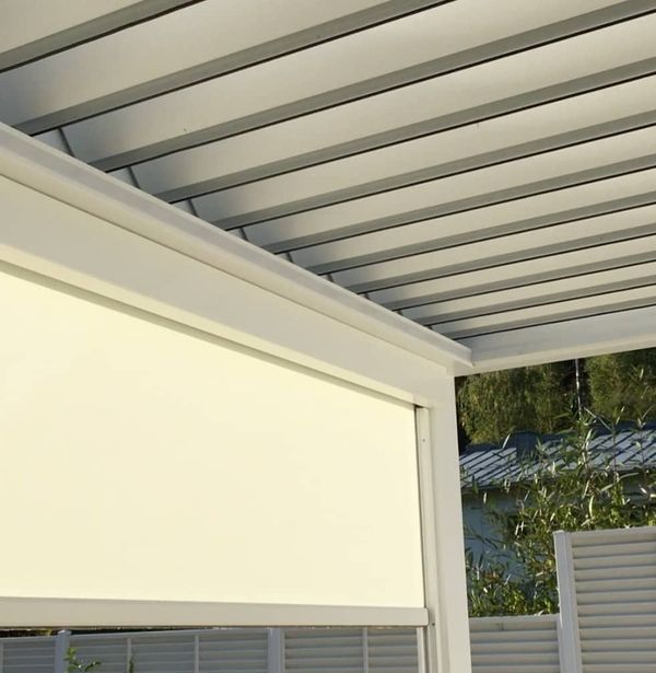 Weiße Markise unter einem modernen, weißen Lamellendach auf einer Terrasse